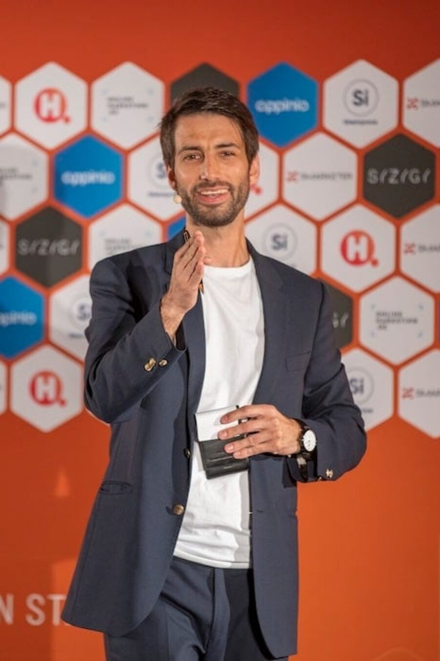 Zauberer und Mentalist Oliver Henke auf der Bühne eines Firmenevents